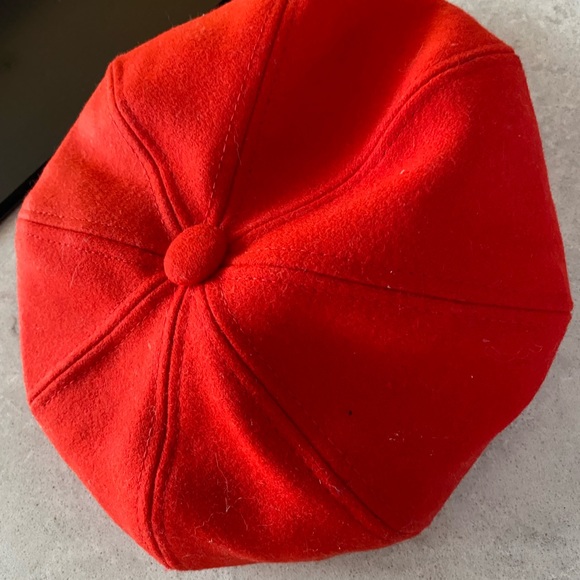 Beautiful Red Gucci Baret with brooch - Picture 9 of 9